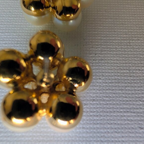 Vintage Pearl Flower Earrings – Green Center - Picture 4 of 6